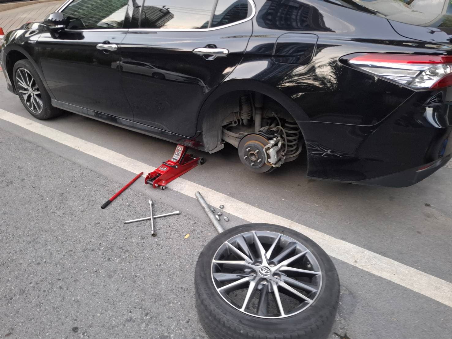 ผลงานบริการปะยางนอกสถานที่ Nang Service ครั้งที่ 4 - บริการซ่อมยางรถยนต์มืออาชีพ 24 ชั่วโมง