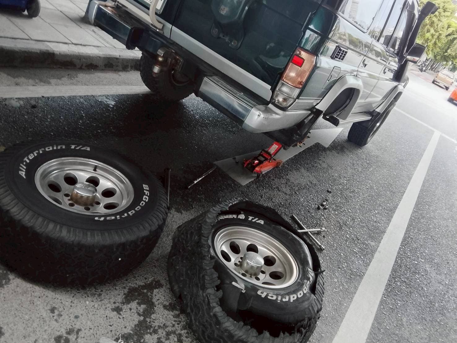 ผลงานบริการปะยางนอกสถานที่ Nang Service ครั้งที่ 5 - บริการซ่อมยางรถยนต์มืออาชีพ 24 ชั่วโมง